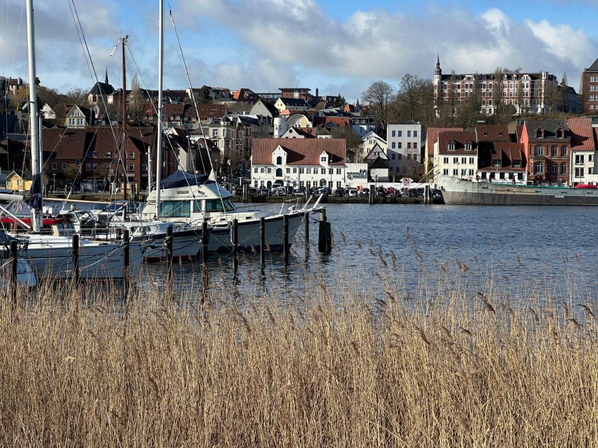 Am Kleinen Muehlenteich - Zentrale Ruhige Lage Mit Parkplatz Und Fahrraedern Apartment Flensburg Ngoại thất bức ảnh